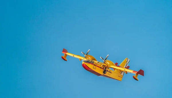 Hidroavión volando sobre cielo azul limpio —  Fotos de Stock