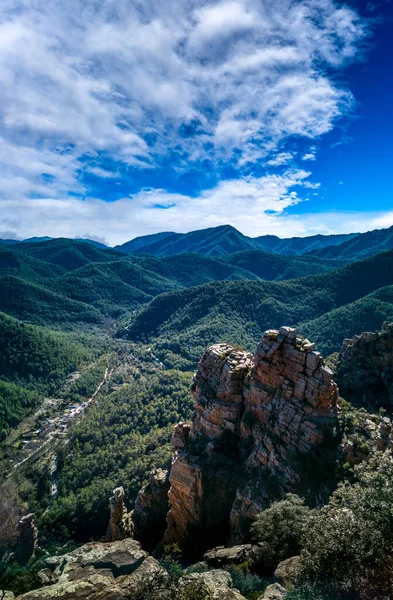 Espectacular cordillera con rocas y bosque de pinos —  Fotos de Stock