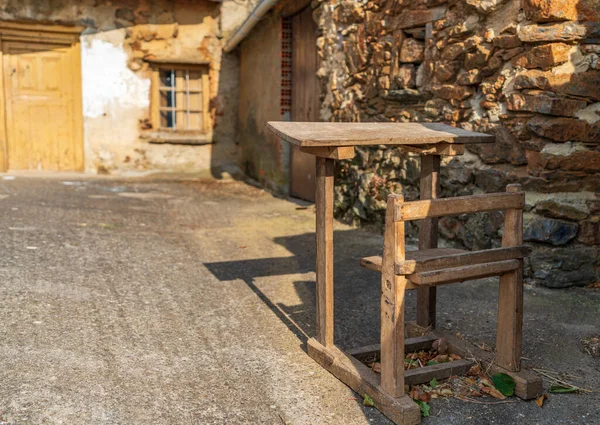 Mesa de madeira antiga velha para a escola com lagarta — Fotografia de Stock