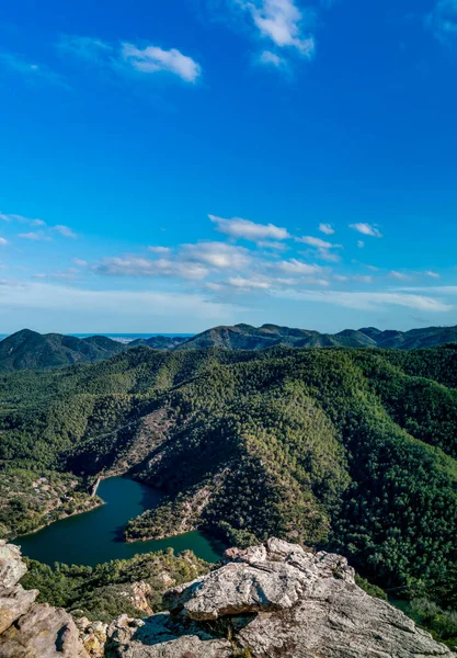 岩石对山脉和大坝的看法 — 图库照片