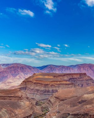 Muhteşem kanyon ve mavi gökyüzü ile kum dağları