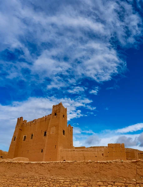 Maroko Kasbah widok dolny z niebem dla przestrzeni tekstowej — Zdjęcie stockowe