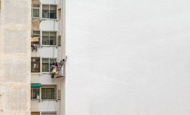 Ön cephe boyama iskelesi ve duvarda metin alanı olan ressamlar