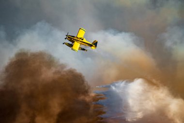 Hydroplane dumping water over the fire