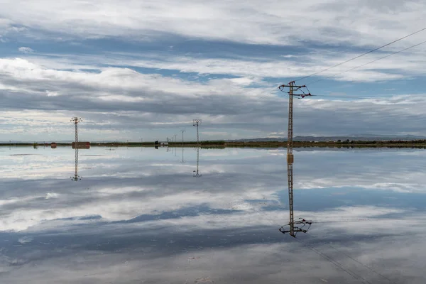 Översvämmade fält med elektriska torn efter stormen — Stockfoto