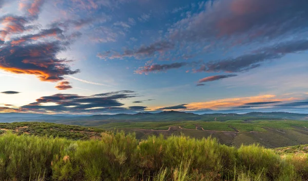 Zonsondergang in het land met bergketen — Stockfoto