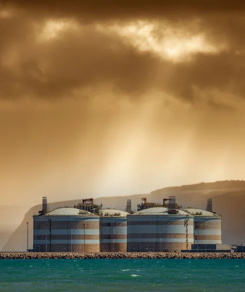 Riesige Tanks unter orangefarbenem Licht im Hintergrund — Stockfoto