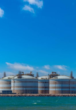 Metin için açık mavi gökyüzü altında büyük tanklar