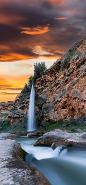 Gün batımında şelaleye uzun süre maruz kalma