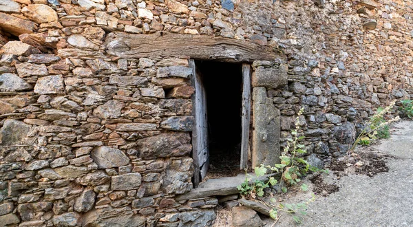 Starožitný tmavý vchod s dřevěným rámem a kamennou zdí — Stock fotografie