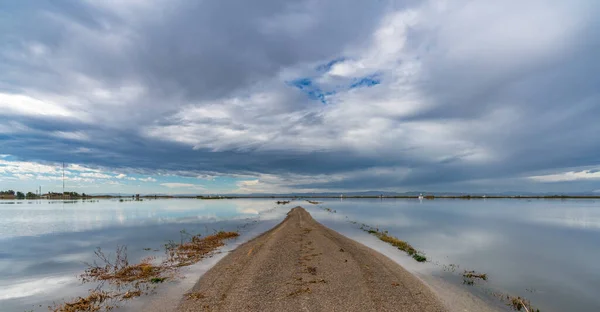 Estrada inundada e campos após a tempestade — Fotografia de Stock