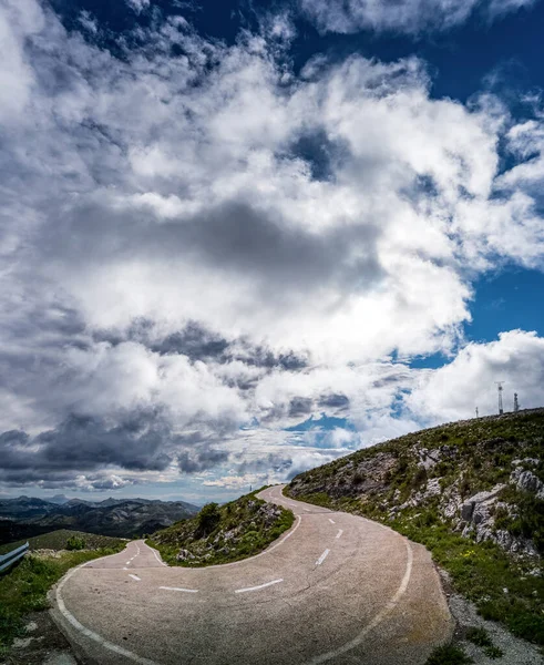 Spectaculaire route de montagne en forme de u sous un ciel nuageux — Photo