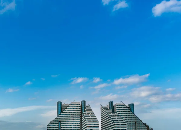 Moderne gebouwen onder heldere blauwe hemel voor tekstruimte — Stockfoto