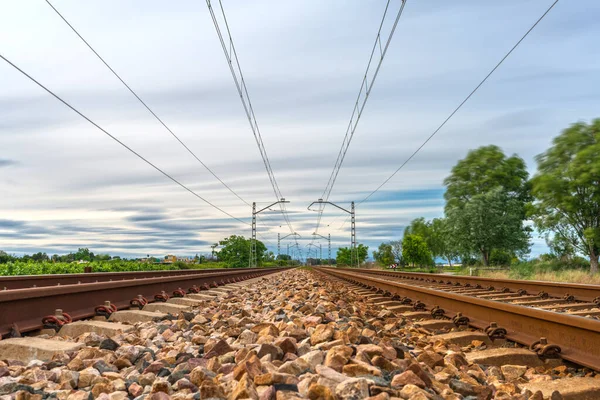 Lång exponering av spår och kraftkablar, underifrån — Stockfoto