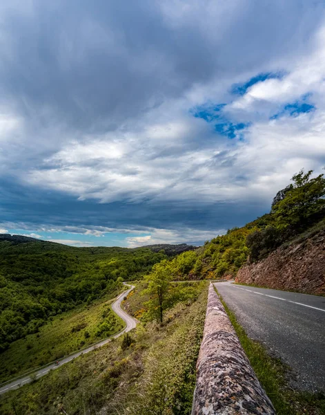 Spectaculaire col de montagne avec route courbe, vue sur le dessus — Photo