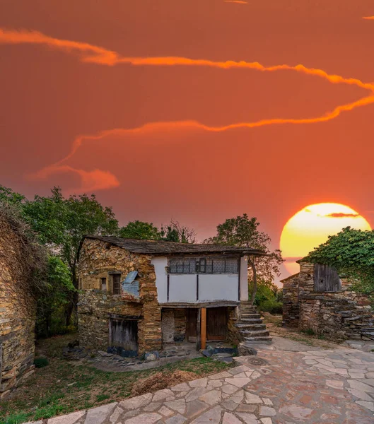 Oud dorp met stenen huizen bij zonsondergang — Stockfoto