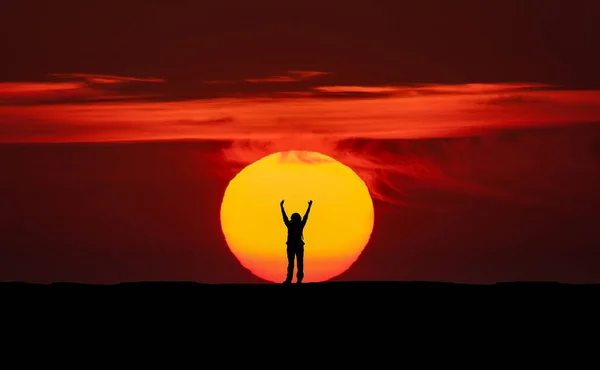 Silhouet over de heuvel met zon op de achtergrond — Stockfoto
