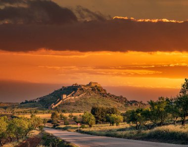 Kale ve duvarlar tepenin üstünde