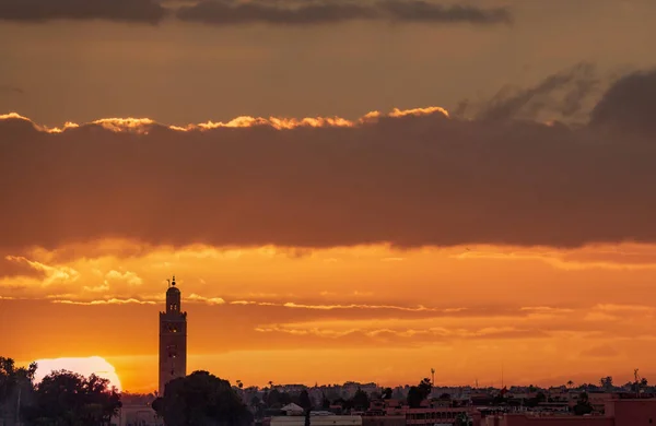 Puesta de sol sobre el horizonte de la ciudad de Marrakech en Marruecos — Foto de Stock