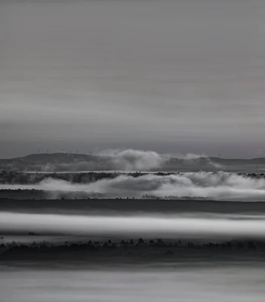 Heuvellagen met mist en tekstruimte — Stockfoto