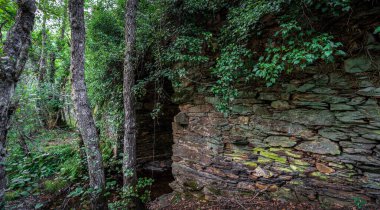 Küçük akıntılı terk edilmiş eski taş köprü