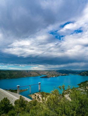 Bulutların altında tam kapasite baraj