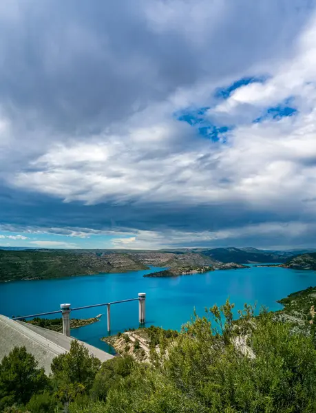 Presa a plena capacidad bajo las nubes —  Fotos de Stock