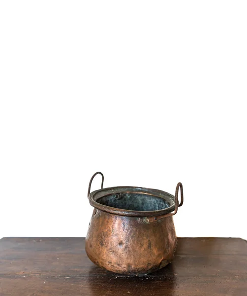 Panela de cobre antigo sobre a mesa e fundo branco — Fotografia de Stock