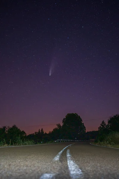 Neowise 2020 F3 Komet und Straße, Langzeitbelichtung — Stockfoto