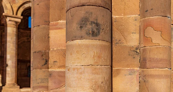 Marcas de piedra en la antigua muralla del monasterio abandonado — Foto de Stock