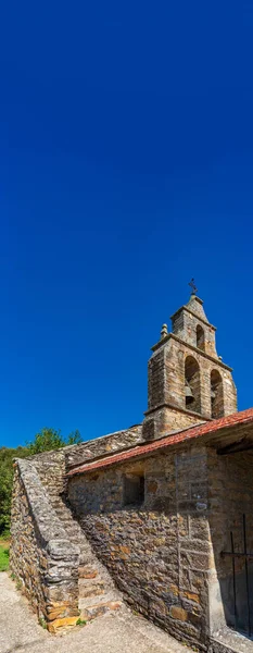 Vecchia scala in pietra antica da campanile fuori dalla chiesa — Foto Stock