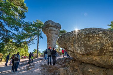 Cuenca 'da tanınmayan büyük bir grup bulanık turist