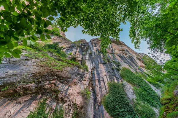 瀑布落在巨墙上的最底层景观 — 图库照片