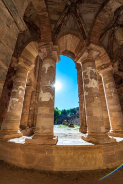 Eski harabe manastır kolonları yıldızlı güneşe karşı