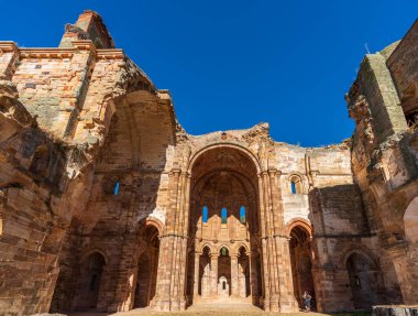 Eski terk edilmiş katedral sütunları ve bulanık turistlerle dolu kubbe