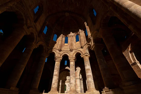 Luz y sombras sobre el monasterio abandonado — Foto de Stock