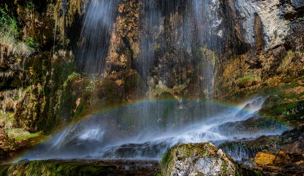 Водопад, радуга и камни — стоковое фото