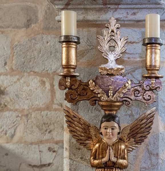 Διακοσμημένα κηροπήγιο closeup με άγγελο και κεριά — Φωτογραφία Αρχείου