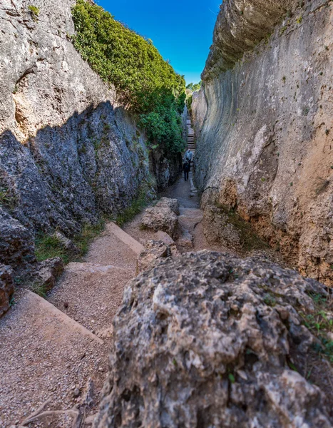 Escalones angustiados entre las rocas con turistas —  Fotos de Stock