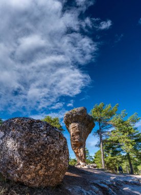 Tanımlanamayan turistlerle dengede kocaman bir kaya yığını