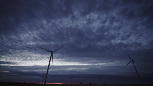 雲と近代的な風力タービンが高速で回転する壮大な夕日 — ストック動画