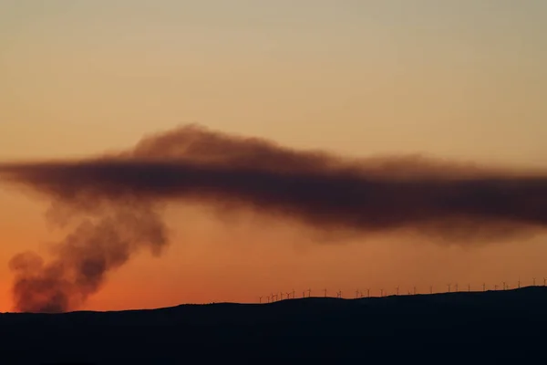 Moinhos Vento Sobre Montanha Com Fumaça Fogo Pôr Sol Laranja — Fotografia de Stock