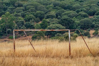 Terk edilmiş eski paslı gol terk edilmiş tarlanın üzerinde