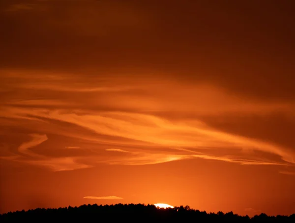 Orangefarbener Sonnenuntergang mit Wolken im Flow und Gebirgszug — Stockfoto