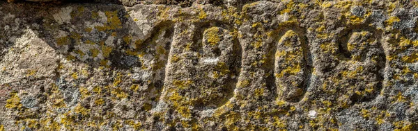 Vintage 1909 number text carved over the rock — Stock Photo, Image