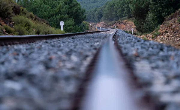 Railway track worms eye view, ρηχό βάθος πεδίου — Φωτογραφία Αρχείου