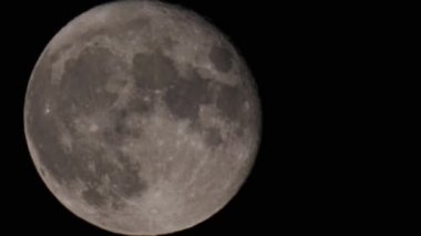 Jet uçağı gece yarısı patika ile ayı geçiyor.