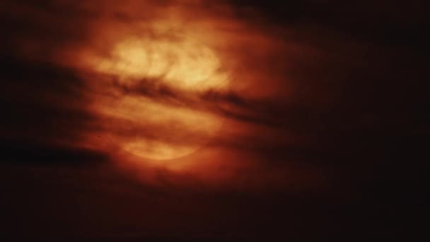 日没時に雲の後ろの速い日没 — ストック動画