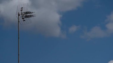 Bulutlar zaman aşımı ve TV resepsiyon anteni, döngü özelliği var