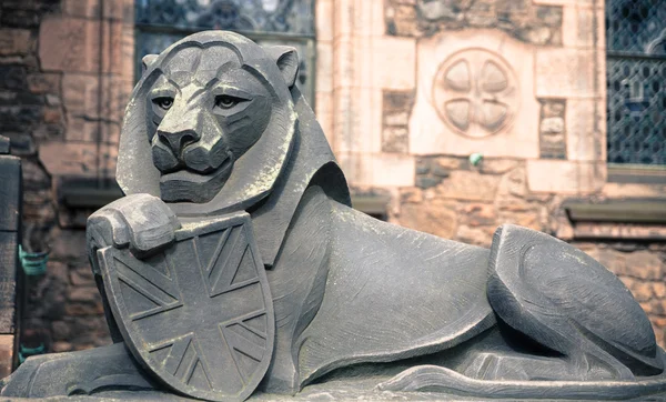 León de piedra en el castillo de Edimburgo, primer plano —  Fotos de Stock
